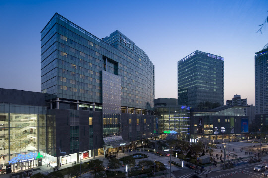 코트야드 메리어트 서울 타임스퀘어가 개관 7주년 기념 '렛츠 셀러브레이트' 패키지를 9월 1일부터 30일까지 판매한다. 디럭스 룸 1박과 셀러브레이션 세트를 증정한다. 직접 제작한 코트야드 파우치, 컵 와인 '라 코피타'(La Copita) 2개가 담겨있다. 셀레브레이션 세트 대신 모모카페 6주년 기념 미니케이크와 커피 2잔을 선택할 수 있다. 코트야드 메리어트 서울 타임스퀘어 제공